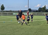 Laatste training S.K.N.W.K. JO8-1 (partijtje tegen de ouders) van maandag 2 juni 2025 (45/123)